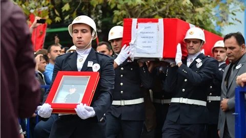 Şehit polis Çelik, son yolculuğuna uğurlandı