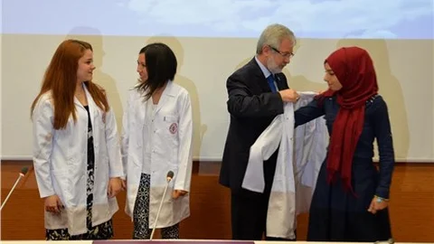 Veteriner öğrencileri, beyaz önlüklerine kavuştu