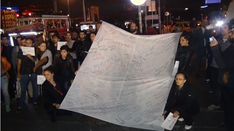 Ankara’daki bombalı saldırı Taksim’de canlandırılarak protesto edildi
