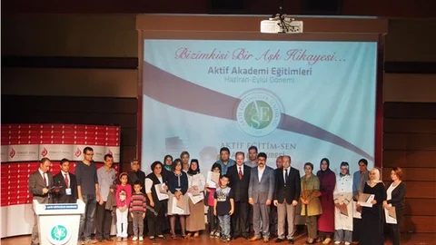Aktif Eğitim-Sen, eğitimcilere sertifika verdi