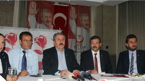 Destici Cumhurbaşkanı'nın hükümeti savunma gibi anayasal bir görevi mi var?