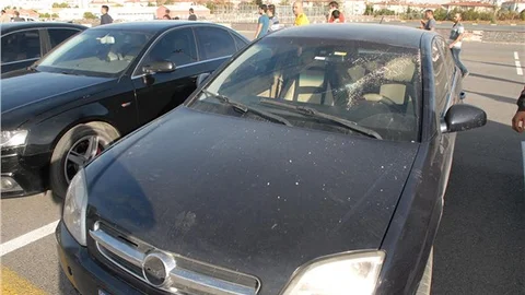 Kayserispor ile Fenerbahçe taraftarları taşlı sopalı kavga etti