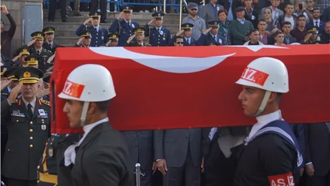 Şehit Yarbay Ejdar'ı aynı çatışmada yaralanan silah arkadaşları uğurladı