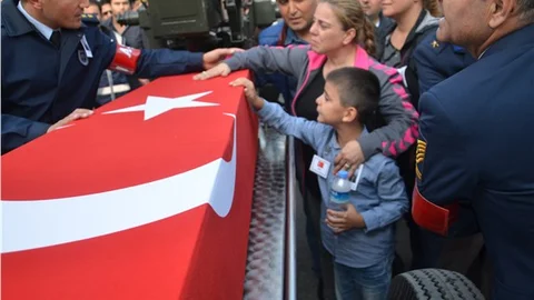 Şehidin minik oğlu Babamı nereye götürüyorlar, söyleyin bir yere götürmesinler