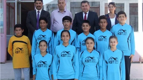 Yerköy’de öğrencilere spor malzemesi desteği