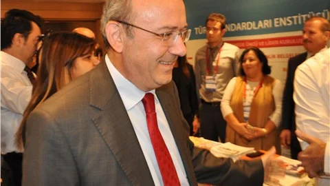 TÜRKSAT yöneticisi TV'leri uydudan çıkarmayı cevaplamadı, arka kapıdan çıktı