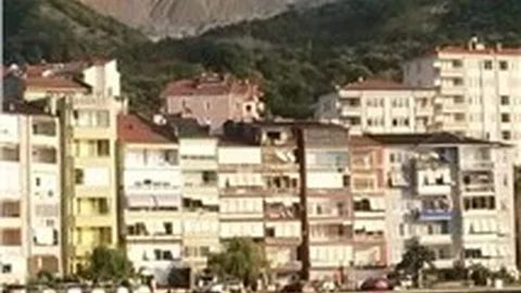 Tepkilere rağmen kapatılmayan taş ocağı silueti bozuyor