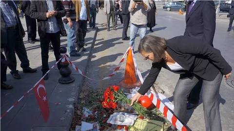 ABD Dışişleri Bakan Yardımcısı Nuland, gar önüne karanfil bıraktı