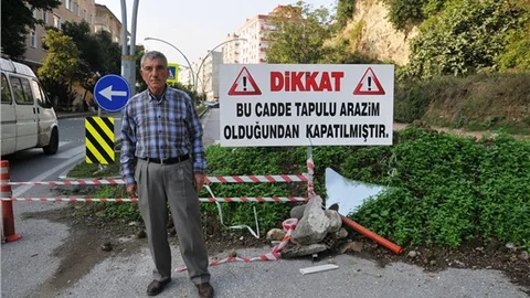 Hakkı verilmediği için kendisine ait arazideki yolun 3. şeridini de kapattı