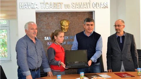 Hikaye yazma yarışması Türkiye birincisi Semiha Aşçı'ya laptop hediye