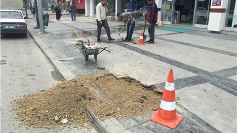 Düzce Belediyesi, kaldırım taşlarını onarıyor