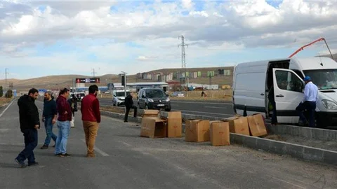 Şüpheli minibüsten oyuncak polis arabası çıktı