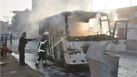 İşçi servisi bir anda alev topuna döndü!