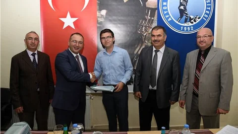 Turizm fakültesini tercih eden öğrencilere ilk bursları verildi