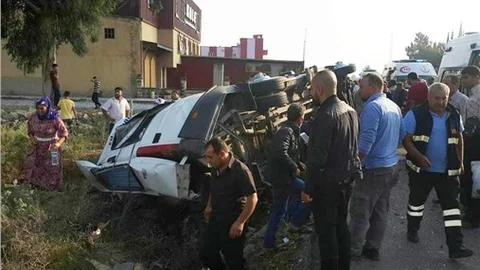 Yolcu minibüsü ile öğrenci servisi çarpıştı 30 yaralı