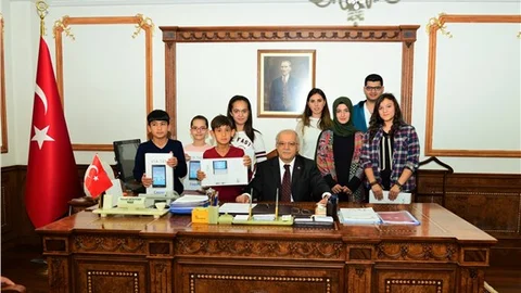 Vali Şentürk'ten şehit çocuklarına tablet bilgisayar