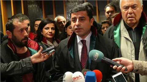 Demirtaş, adliyeye gelerek kendini ihbar etti