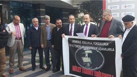 Aksiyon-İş, Başbakan'a tepki için ‘Beyaz Toros’ fotoğraflı pankartı çöpe attı