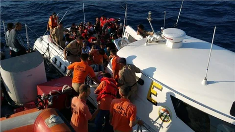 Kaçak botu battı 15 kişi kurtarıldı, 15 kayıp var