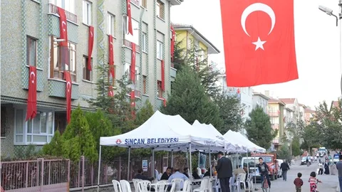 Şehidin Ankara'daki evi ve cadde Türk bayraklarıyla donatıldı