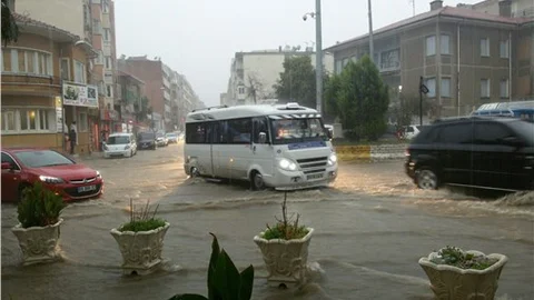 Aydın'da sağanak yağış hayatı olumsuz etkiledi