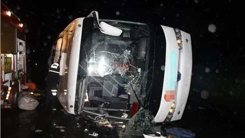 Sakarya'da yolcu otobüsü devrildi 25 yaralı