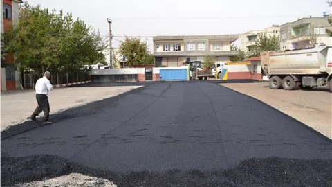 Kahta Belediyesi okul bahçelerini asfaltlıyor