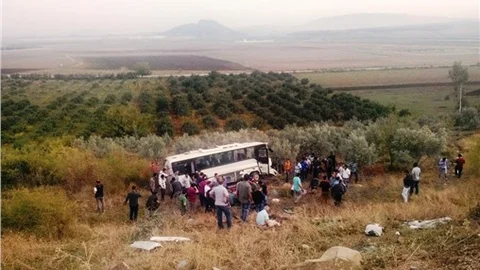 İşçi servisi takla attı 2 kişi öldü 17 kişi yaralandı