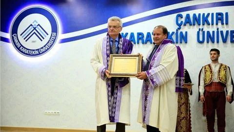 Çankırı valisi Vahdettin Özcan’a 'Fahri Doktora' ünvanı verildi