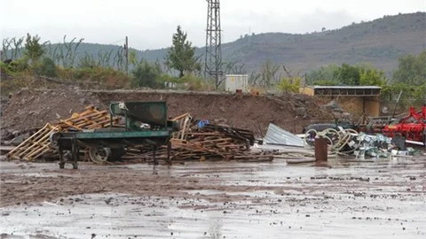Çanakkale'de yağış sebebiyle yol ve köprü çöktü