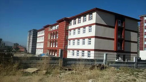 Okul inşaatı tamamlanamadı, öğrenciler perişan oldu