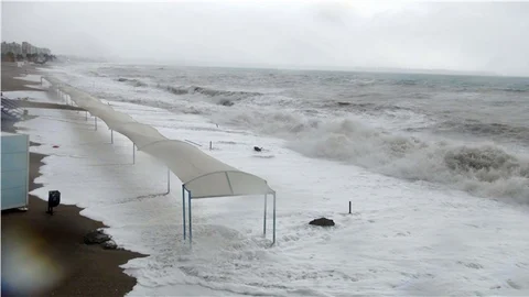 Antalya fırtınaya teslim