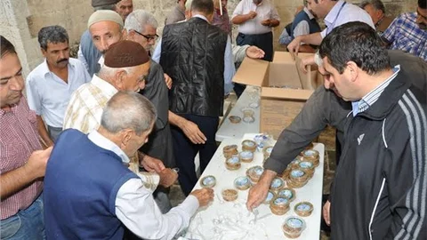  Belediyeler aşure dağıttı.