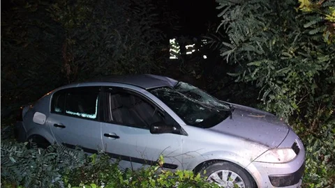 Yere düşen polisin yardımına gazeteciler koştu