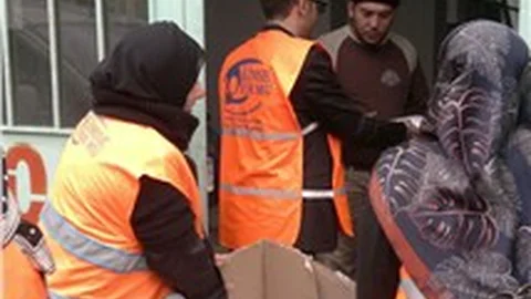 Kimse Yok Mu Derneği Erzurum'da aşure dağıttı