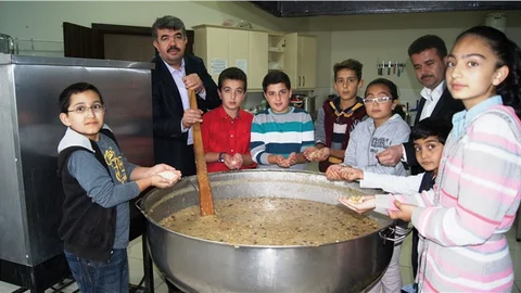 Avuç avuç malzeme getirip aşure pişirdiler