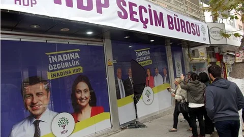 HDP seçim bürosunun camını kırdılar