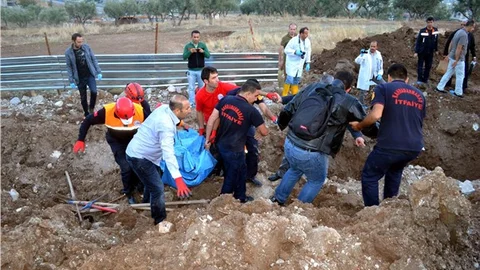 Toprak altında kalan işçi kepçeyle kurtarılmaya çalışırken başı parçalandı