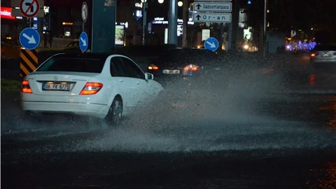 Ankara'da yoğun yağış Yoldan 'zıplayarak' geçen vatandaşlar zor anlar yaşadı