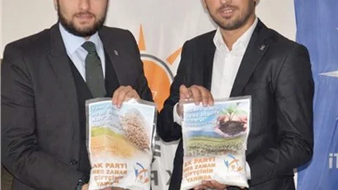 Köylüye üzerinde AK Parti'nin vaatlerinin yer aldığı yem ve gübre dağıttılar