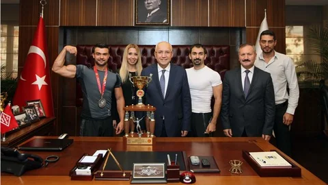 Sporcular, Başkan Fethi Yaşar'ı kupaları ile ziyaret etti