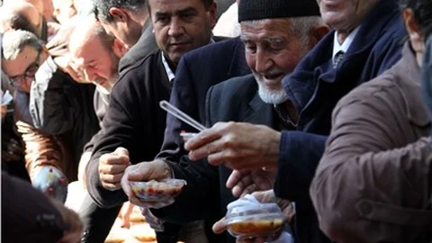 Cumhurbaşkanlığı tarafından Ulu Cami’de aşure dağıtıldı