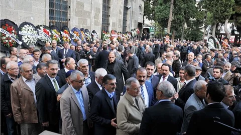 Başkan Yusuf Ziya Yılmaz'ın annesi son yolculuğuna uğurlandı
