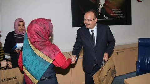 12 şehidin çocuğuna bilgisayar dağıtıldı