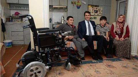 Dündar, engelli gence tekerlekli sandalye hediye etti