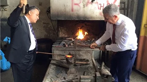 MHP’li Şimşek çekiçle demir dövdü