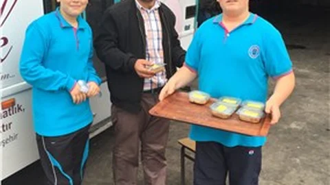 Lara, 2 bin 500 kişiye aşure dağıttı