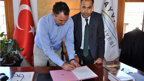 Ayvalık Belediyesi'nden 'Boyunca Kitap Oku, Bisikleti Kap' projesine destek