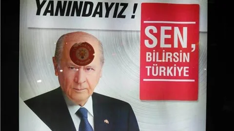 MHP'nin ilanlarına AK Parti afişleriyle sabotaj