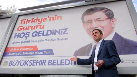 Enver Kiraz Davutoğlu’nun miting afişlerini AKP’li belediye asıyor